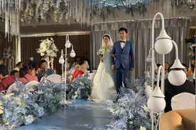 女儿出嫁，最不舍的是父亲，亲手交给新郎，自己却背过身偷偷抹泪视频封面