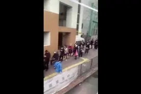 今日香港核酸检测队伍，朋友14号做的检测，今天19号才拿到结果