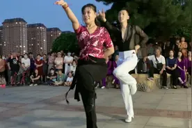 果果和王老师这水兵舞跳得太美了，不愧是水兵舞老师！