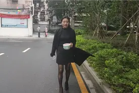 西装长外套配短裙可以吗？各位看客视频封面