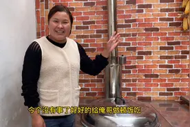 俺哥来帮忙几天了，做个酸汤肥牛炒4个菜，老武说陪二哥再喝一杯视频封面