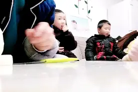 家有三个孩子日常。视频封面