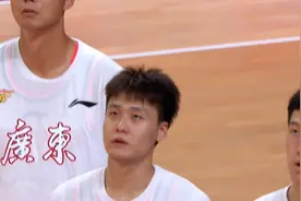 新赛季常规赛广东宏远首战马可波罗，赵睿升国旗后致意拥抱周鹏视频封面