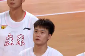 新赛季常规赛广东宏远首战马可波罗，赵睿升国旗后致意拥抱周鹏视频封面