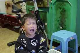 月月把小泓泓打哭了，哥哥扭头踹妹妹一脚，眼泪唰唰的视频封面