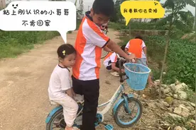带着小可欣去看小学生们钓鱼，还不到一会就交上朋友，社交能力强视频封面