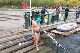 春天了锦州冬泳人为防晒佩戴脸基尼下水视频封面