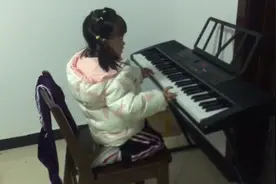 孙女练琴，开始弹的＂鬼子进村＂，后面是抗战胜利，锣鼓喧天😄😄视频封面