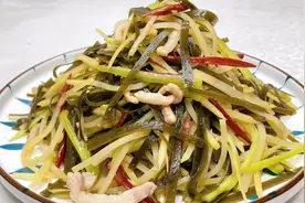 家常解腻开胃小炒土豆丝炒海带，老厨教你炒制技巧，爽脆又下饭！视频封面