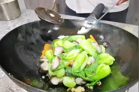 很多人在家不会炒蔬菜，大厨教你两个小窍门，颜色翠绿清淡有营养