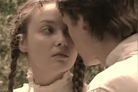 《钢铁是怎样炼成的》保尔与冬妮娅在树林里幽会，相拥亲吻