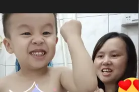 熊孩子认为自己是肌肉男，还和妈妈比肌肉，觉得自己很厉害。视频封面