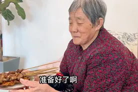 胸中有大海，春暖花自开；我和婆婆在阳台上烧烤啤酒搞起来！视频封面