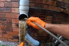 下水管道疏通全过程分享给大家，来看一看管道堵住了是如何疏通的视频封面