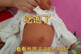宝宝吃饱了，肚子圆滚滚，像气球，是因为没有拍嗝造成胀气视频封面