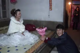 看看大东北农村小伙迎娶新娘求婚仪式，新郎该跪左腿还是右腿！！