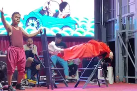 乡村魔术表演，人体空中悬浮，这也太神奇了，究竟是怎么做到的？视频封面