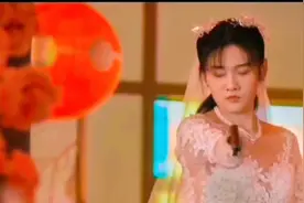 影视：女子假装嫁给日本司令，准备掏枪时，狙击手先开枪了…视频封面