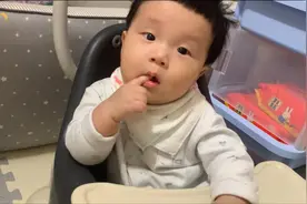 妈妈教宝宝说“爸爸”，结果一不小心，宝宝把“妈妈”说更溜了😂