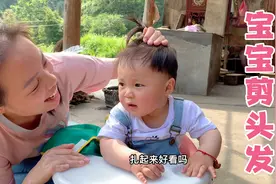 小婷的宝宝头发长的快，扎起来像女孩子，小婷和婷妈给宝宝剪头发视频封面