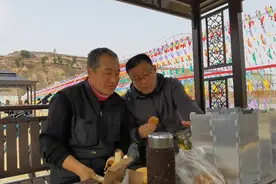 骑行目的地吃香蕉，吃油酥角，喝上几壶热茶，就感觉到生活的美好视频封面