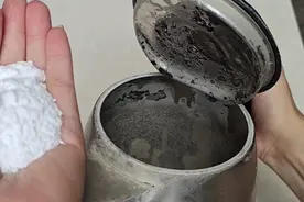 不管水壶水垢有多厚，撒上一把，水垢一擦就掉，立马就干净视频封面