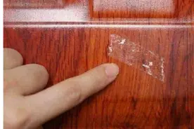 烦人的胶粘痕迹怎么也去不掉，谁也想不到，厨房一物就能轻松去除