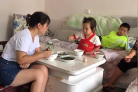 农村吃豇豆的季节，天气太热用老豇豆煮一锅豇豆稀饭，好吃又解暑视频封面