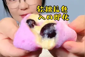 美女一口气吃完三个雪媚娘，Q弹软糯拉丝，每一口都冰冰凉凉，爽