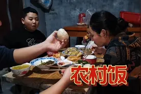农村晚饭四菜一汤，老妈蒸的咸卷子，沾着辣椒油吃才够味视频封面