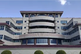 信宜首富梁氏新新屋宅<2>，青龙砂有缺陷用钱建一所中学来补救。视频封面