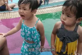 夏天游泳池里美女真多，你看那个蓝色比基尼的身材咋样🤭视频封面