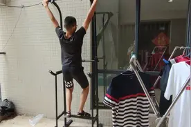 小朋友标准动作引体向上可以做32个，新买了一个架子，试了一下。