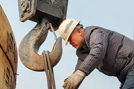 百吨吊车配重安装过程