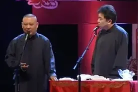 相声：谦哥错穿老郭的裤衩，谦嫂一眼认出来：你怎么穿德纲的裤衩视频封面