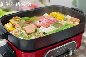 好朋友相聚一起做饭，边吃边聊其乐融融，珍惜我们之间的友情！