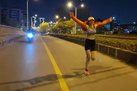 我是飞跑步第四年 跑的不快跑姿不帅 越跑越轻松，跑完拉伸20分钟视频封面