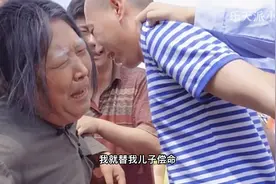 不孝儿子把别人打，警察来抓老母亲还给儿子求情，可怜天下父母心视频封面