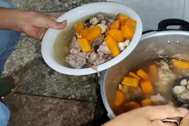 胡萝卜香菇山药煲猪尾骨汤，晚餐就一锅汤就可以了。视频封面