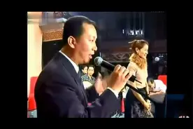 今日分享一段难得一见的视频。钱浩梁在大病初愈与夫人曲素英同台视频封面