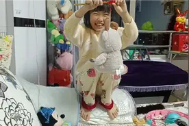 小朋友自娱自乐抓娃娃 做完作业自己和自己玩