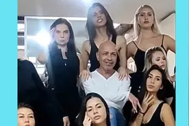 哈哈，世界上顶级的模特导师，被美女们包围了如同闪耀的星星视频封面