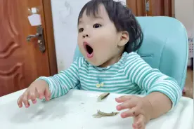小泓泓吃饺子，月月看见冒热气，一脸紧张的吹吹吹，哥哥小心烫啊视频封面