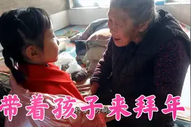双双大年初二回娘家，挨家挨户拜年送礼，80多岁的奶奶喜笑颜开视频封面