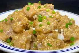 广东人爱吃的蒜蓉蒸排骨，做法超简单，鲜嫩入味，蒜香浓郁真解馋