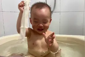 快13个月的小朋友最近给他洗澡都会湿身，你们会选择淋浴还是泡澡视频封面