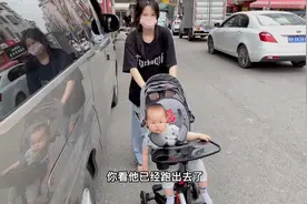 姐姐带弟弟太粗鲁，弟弟看见姐姐就怕，单独抱一下就哭视频封面