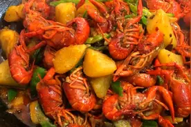 小龙虾和土豆搭配真的够味哦，今天买18一斤今年第一炖龙虾