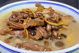 天冷了想喝汤，教你黑豆猪肚汤的家常做法，软烂鲜香，喝完暖洋洋视频封面