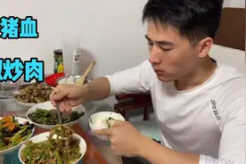 打工夫妻：晚饭做三个家常菜，老公炒的猪血真带劲，吃了直冒汗视频封面